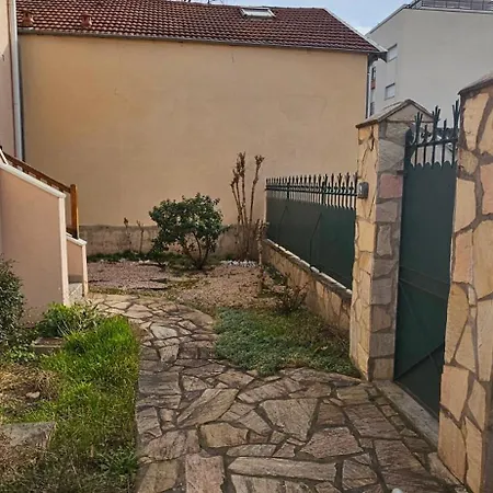 Apartment Appartement Entier Lyon-Villeurbanne Au 1Er D'Une Discrete Maison
